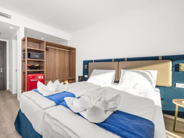 Del Mar Emotion Resort : photo 4 de la chambre chambre triple avec balcon