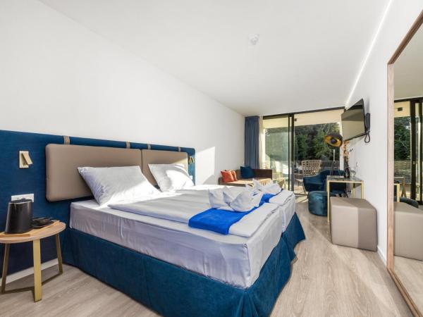 Del Mar Emotion Resort : photo 1 de la chambre chambre triple avec balcon