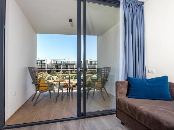 Del Mar Emotion Resort : photo 3 de la chambre triple room with balcony - pool side