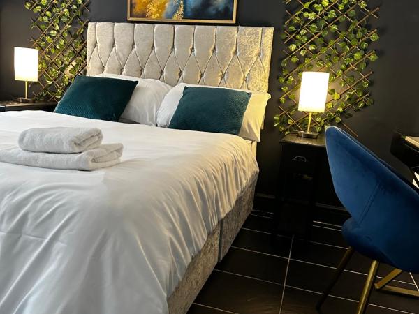 Duke and Duchess Apartments and Rooms - Private in Room Hot Tub Suites : photo 6 de la chambre suite deluxe avec baignoire spa