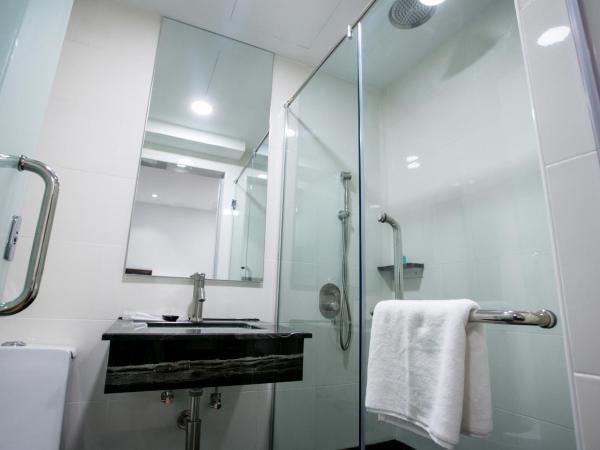 Belllo Hotel JB Central : photo 4 de la chambre chambre premier lit queen-size ou lits jumeaux