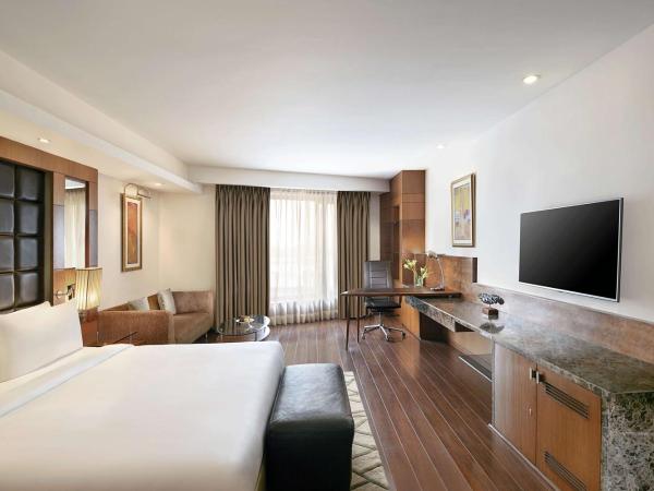 Radisson Blu Plaza Delhi Airport : photo 1 de la chambre business class with happy hours 03:00 pm to 08:00 pm 1+1 & airport transfers and free pick up and drop to worldmark aerocity (subject to car availability)
