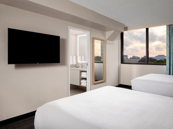 Embassy Suites by Hilton Tampa Airport Westshore : photo 4 de la chambre two queen corner suite with city view - non-smoking