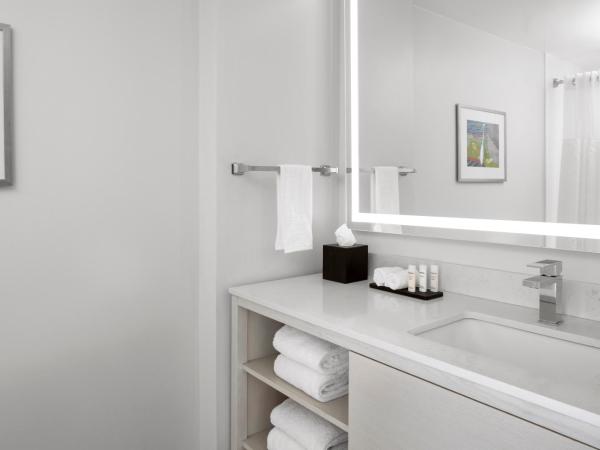 Embassy Suites by Hilton Tampa Airport Westshore : photo 5 de la chambre two queen corner suite with city view - non-smoking