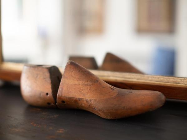 Assemblage Boutique Art B & B : photo 7 de la chambre chambre lit queen-size avec salle de bains commune