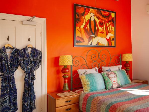 Assemblage Boutique Art B & B : photo 2 de la chambre chambre double avec salle de bains commune