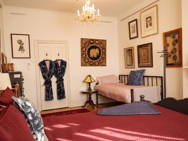 Assemblage Boutique Art B & B : photo 4 de la chambre chambre lit queen-size avec salle de bains commune