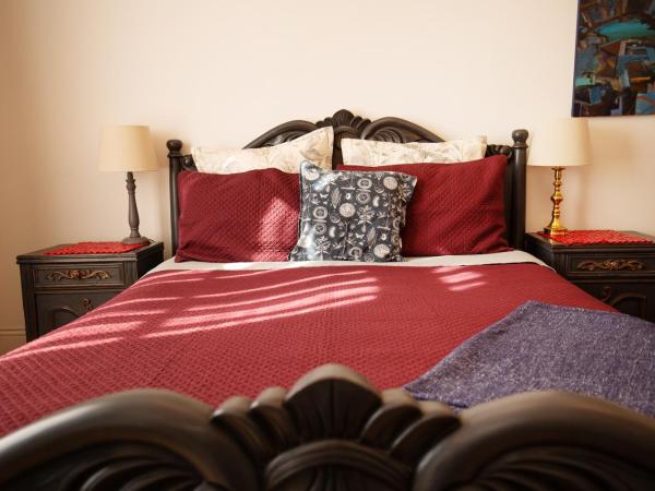 Assemblage Boutique Art B & B : photo 1 de la chambre chambre lit queen-size avec salle de bains commune