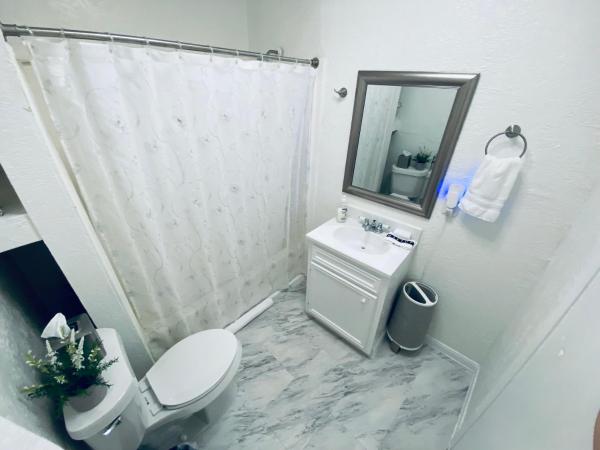 Holistic Gem w/1Gig Wi-Fi & free parking : photo 3 de la chambre chambre double avec salle de bains privative