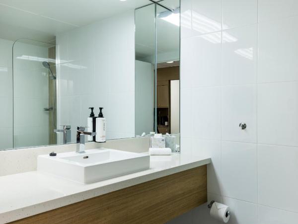 Pacific Hotel Cairns : photo 4 de la chambre chambre lit king-size supérieure avec balcon