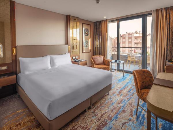 Doubletree By Hilton Antalya City Centre : photo 1 de la chambre chambre lit king-size - accessible aux personnes à mobilité réduite 