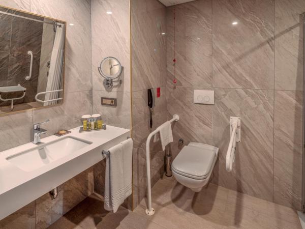 Doubletree By Hilton Antalya City Centre : photo 3 de la chambre chambre lit king-size - accessible aux personnes à mobilité réduite 