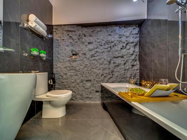 Komorowski Luxury Guest Rooms : photo 3 de la chambre queen room with 1-person hot tub