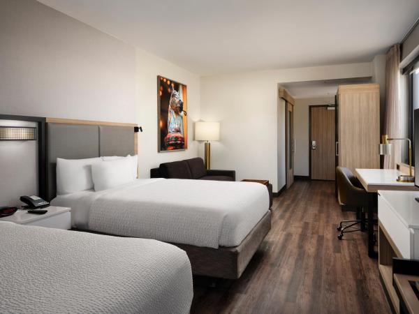 SpringHill Suites by Marriott New Orleans Downtown/Canal Street : photo 1 de la chambre chambre lit queen-size avec canapé-lit - vue panoramique sur ville