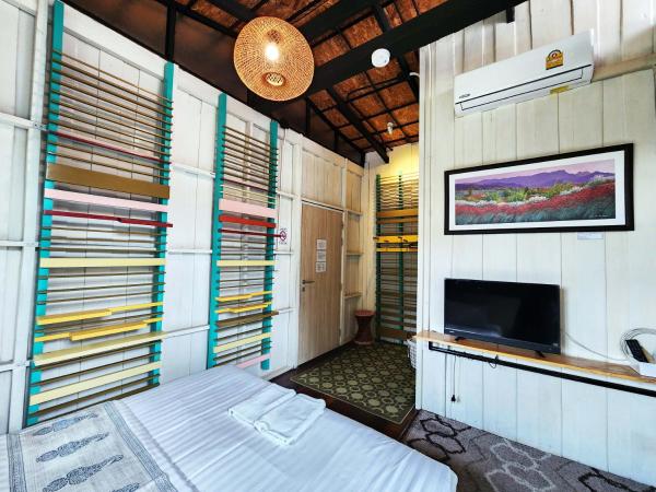 Baan Mai Kradan Hostel Chiang Rai : photo 4 de la chambre hébergement avec balcon