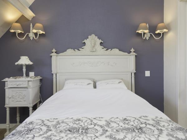 La Villa Les Mots Passants : photo 5 de la chambre chambre double supérieure romantique avec baignoire