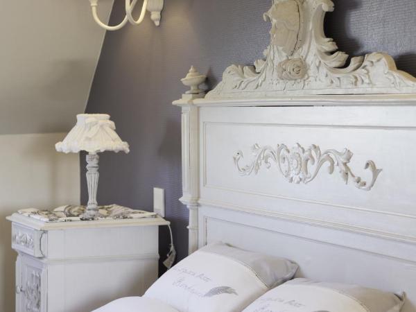 La Villa Les Mots Passants : photo 7 de la chambre chambre double supérieure romantique avec baignoire