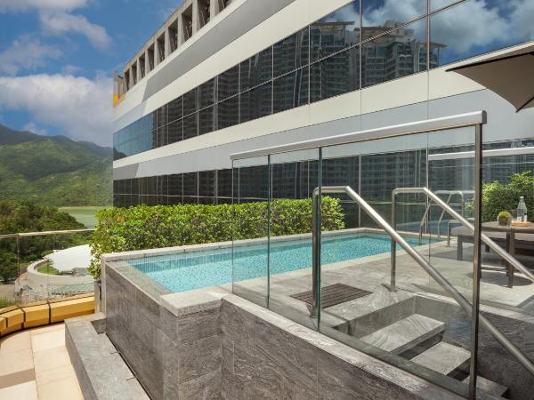 The Silveri Hong Kong - MGallery : photo 5 de la chambre pool terrace suite - 1 king size bed, lounge access, private terrace with plunge pool