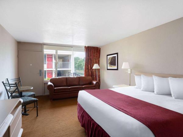 Ramada by Wyndham Kissimmee Gateway - Free Theme Park Shuttle : photo 1 de la chambre chambre standard avec lit king-size