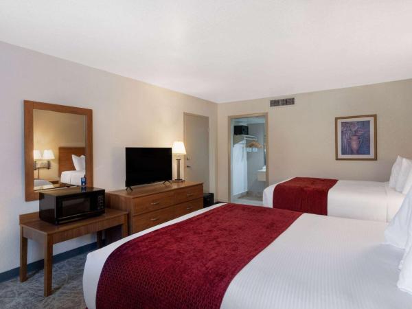 Ramada by Wyndham Kissimmee Gateway - Free Theme Park Shuttle : photo 1 de la chambre chambre standard 2 lits queen-size - vue piscine