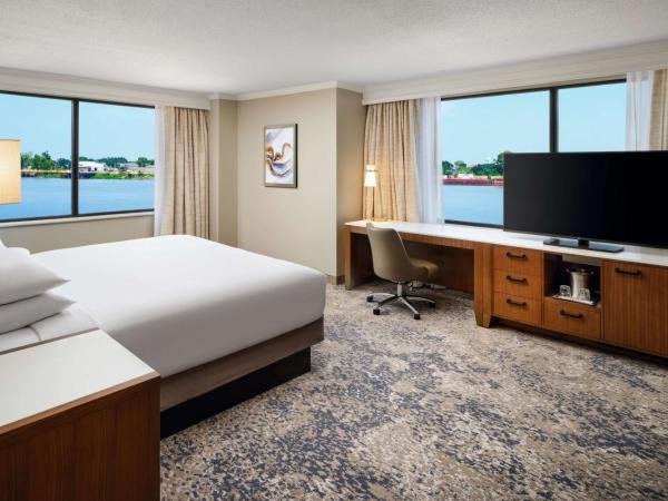 Hilton New Orleans Riverside : photo 2 de la chambre hébergement lit king-size - vue sur rivière