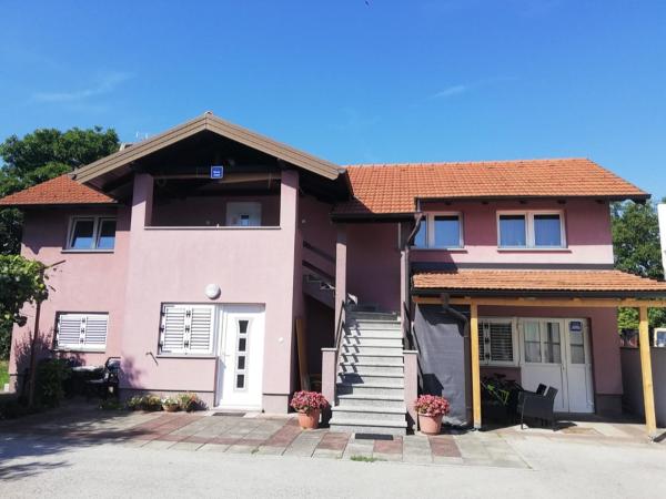 Guest House Lucija : photo 2 de la chambre chambre lits jumeaux avec salle de bains