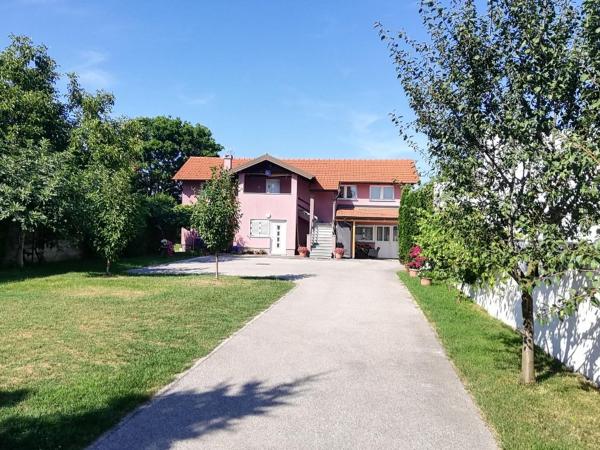 Guest House Lucija : photo 3 de la chambre chambre lits jumeaux avec salle de bains