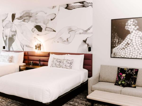 Aiden by Best Western San Antonio Riverwalk : photo 2 de la chambre queen suite with two queen beds and sofabed - non-smoking