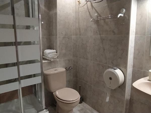 Hostal Happystay : photo 10 de la chambre chambre quadruple avec salle de bains privative