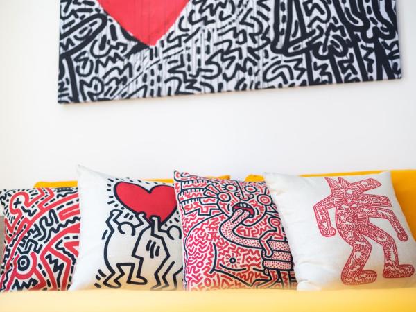 tHE Keith Haring Room - Private Bedroom : photo 1 de la chambre chambre double avec salle de bains privative