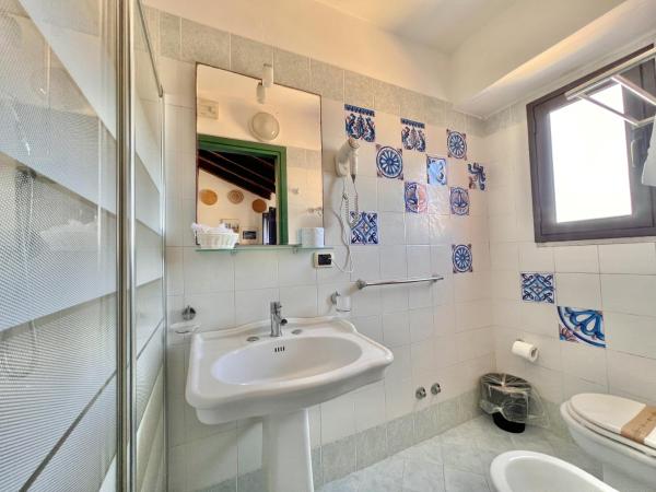 Hotel Posta : photo 3 de la chambre chambre double ou lits jumeaux mansardée - vue sur mer