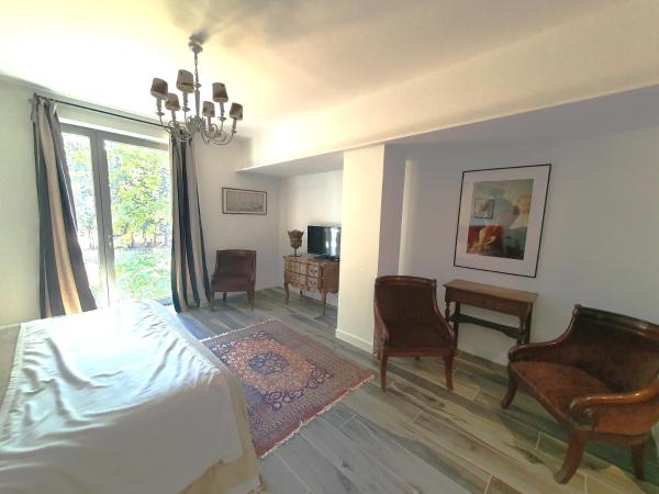 Villa Blanche : photo 4 de la chambre chambre lit king-size - vue sur jardin