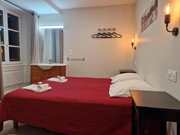 Hôtel Patricia - Strasbourg Hyper Centre : photo 4 de la chambre chambre double avec salle de bains commune