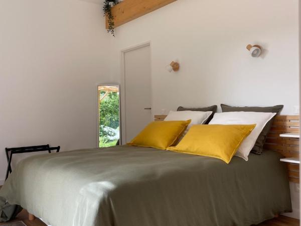 HARITZAGA chambre d'hôte terrasse & jardin privé : photo 5 de la chambre chambre double