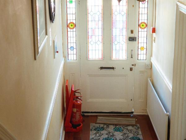 Victorian Woods BnB : photo 9 de la chambre chambre lit queen-size avec salle de bains commune 