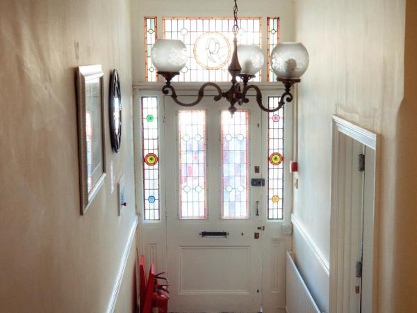 Victorian Woods BnB : photo 8 de la chambre chambre lit queen-size avec salle de bains commune 