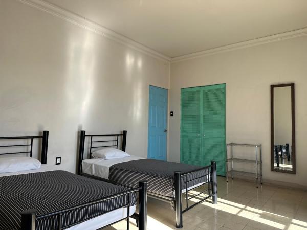 Hostal Andaina : photo 3 de la chambre chambre double avec salle de bains commune