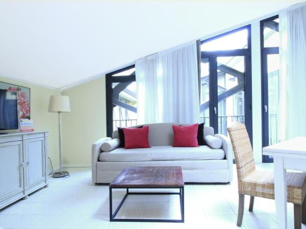 Adriano Residence : photo 4 de la chambre studio avec canapé-lit