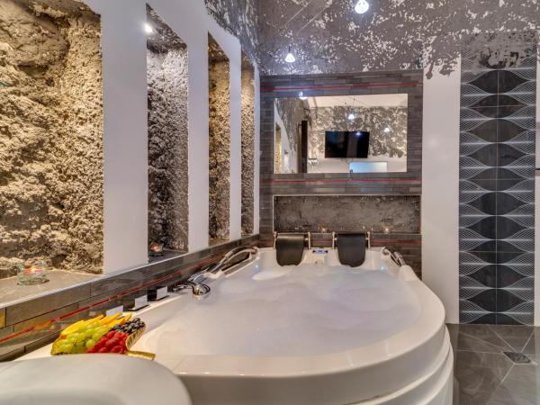 Komorowski Luxury Guest Rooms : photo 7 de la chambre luxury king room with 2-person hot tub