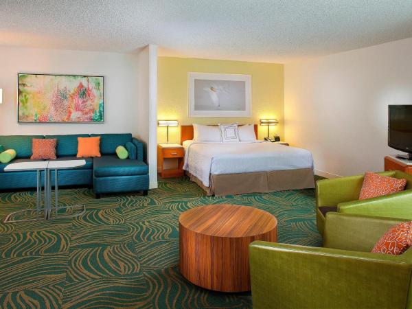SpringHill Suites by Marriott Orlando Lake Buena Vista in Marriott Village : photo 1 de la chambre chambre lit king-size en angle avec canapé-lit