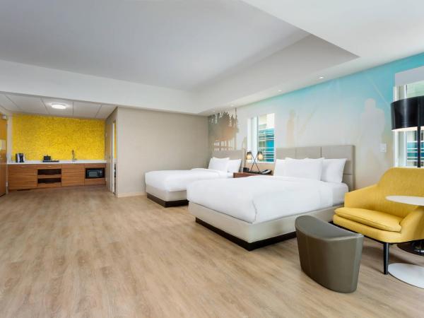 Courtyard by Marriott Santa Monica : photo 1 de la chambre suite studio avec 2 lits queen-size et balcon