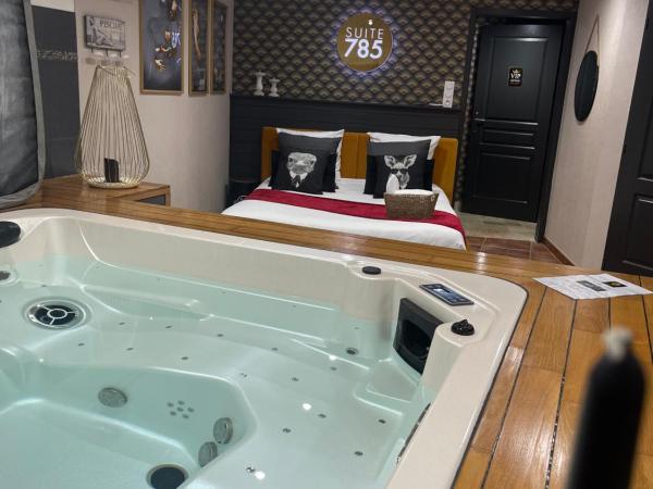 SUITE 785 jacuzzi : photo 1 de la chambre chambre lit king-size avec baignoire spa