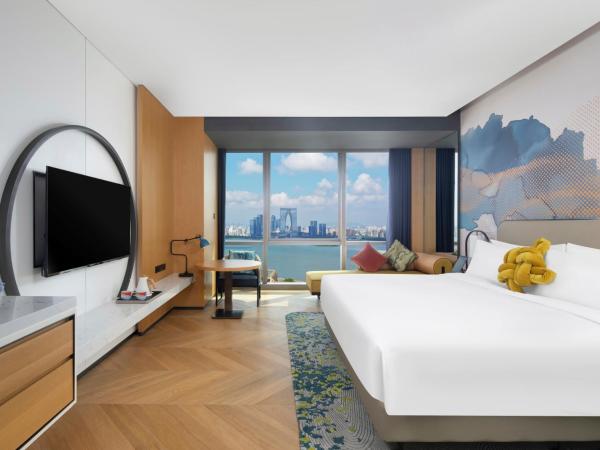M Social Hotel Suzhou : photo 1 de la chambre chambre lit king-size - vue sur lac