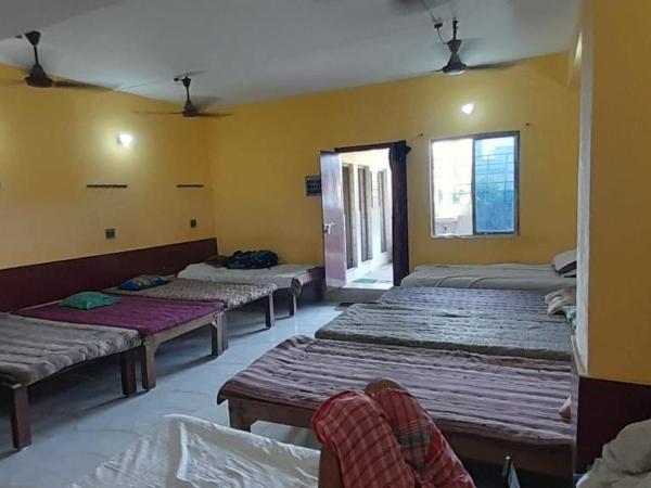 Narendra niketan : photo 5 de la chambre single bed in male dormitory room with shared bathroom - indian nationals only
