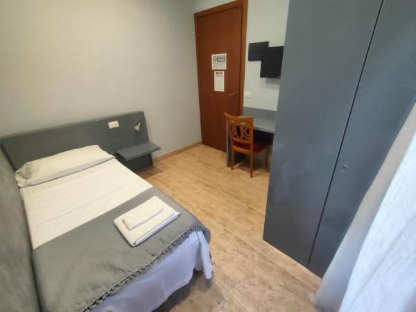 Hotel Convertini : photo 5 de la chambre chambre simple standard avec salle de bains commune