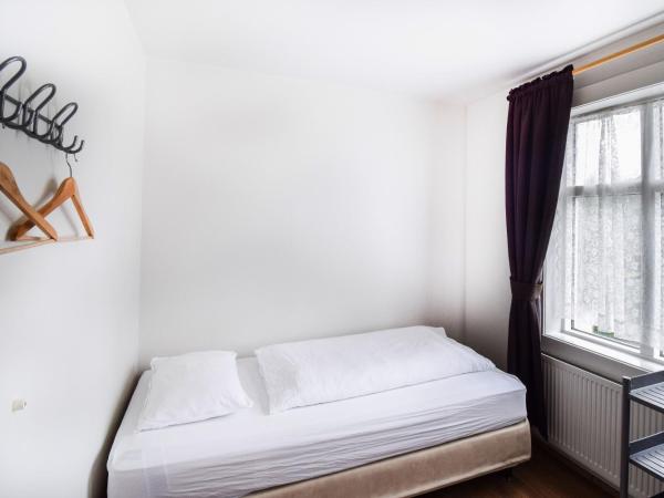 Guesthouse Aurora : photo 2 de la chambre chambre simple avec salle de bains commune