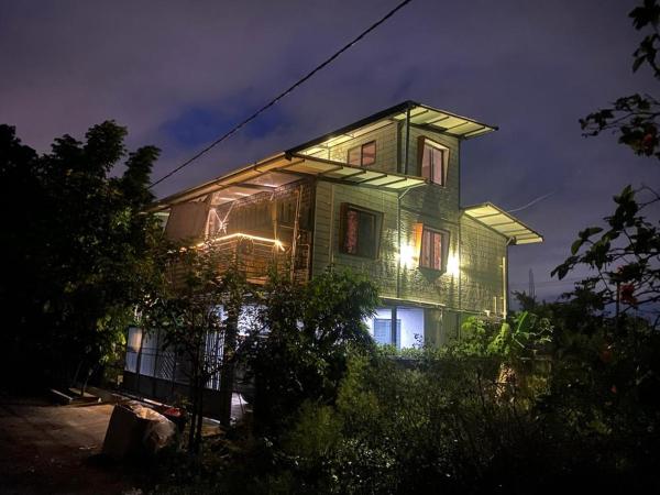 SilverlineCloudCottage : photo 1 de la chambre chambre double avec balcon