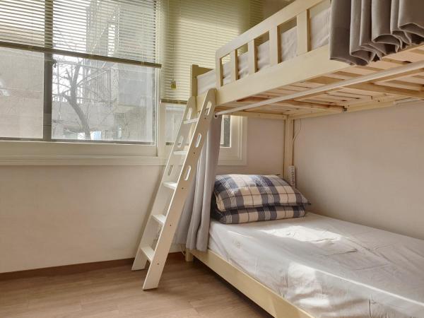 Hongdae Cheese Guesthouse : photo 6 de la chambre lit dans dortoir pour femmes de 6 lits