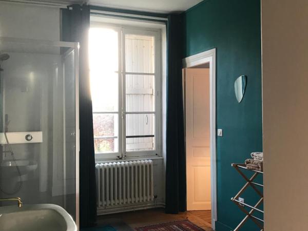 Clos des Minimes : photo 7 de la chambre chambre lit king-size - vue sur jardin