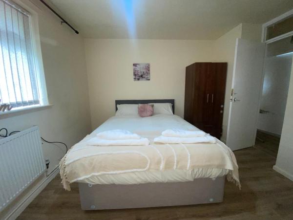 PnG Suites - Abernant Rooms Shared Facilities : photo 1 de la chambre chambre lit queen-size avec salle de bains commune